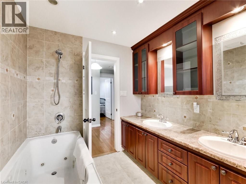 18 PAVAROTTI COURT - 17