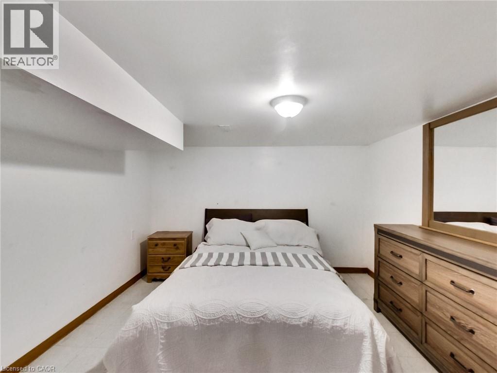18 PAVAROTTI COURT - 43