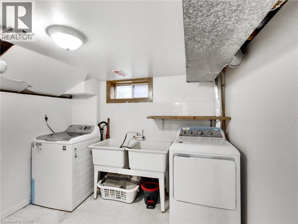 18 PAVAROTTI COURT - 40