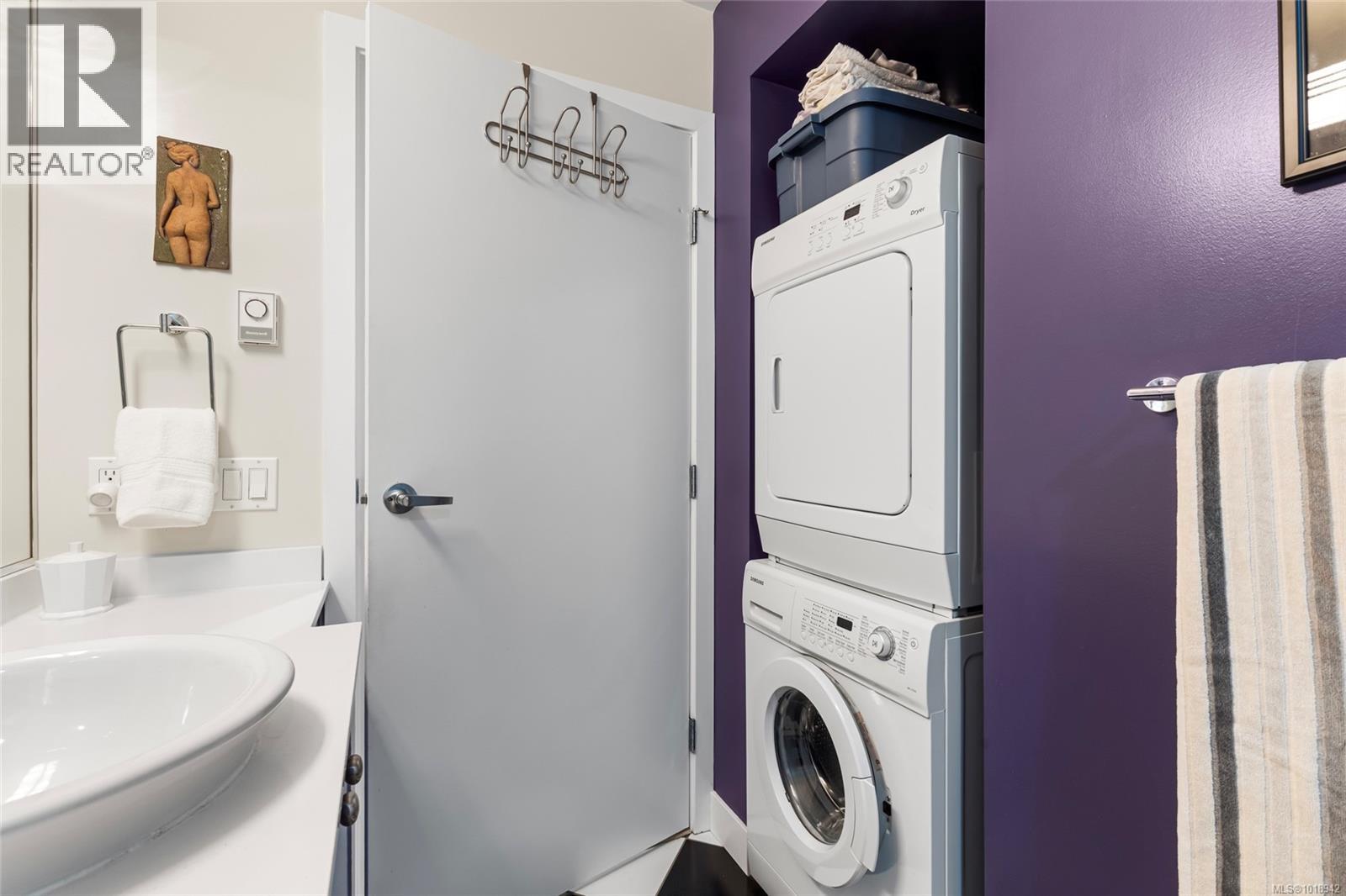 206 4040 Borden St, Saanich