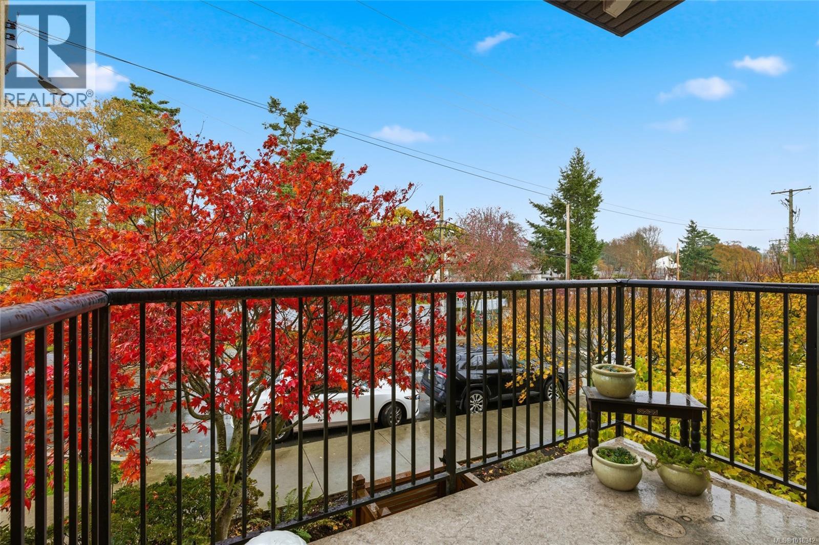 206 4040 Borden St, Saanich