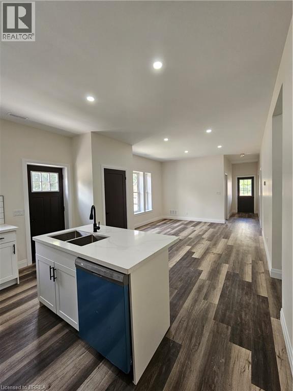 753 COLBORNE Unit Main photo 5