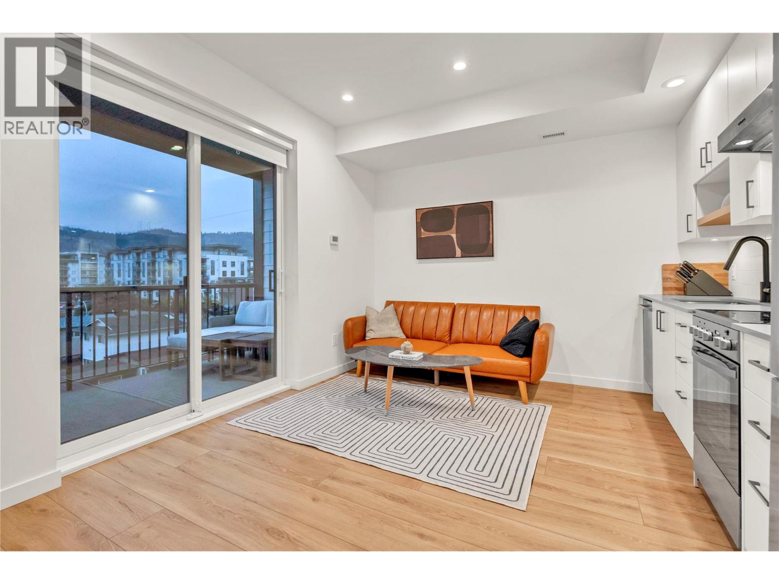 311 660 Cawston Avenue, Kelowna