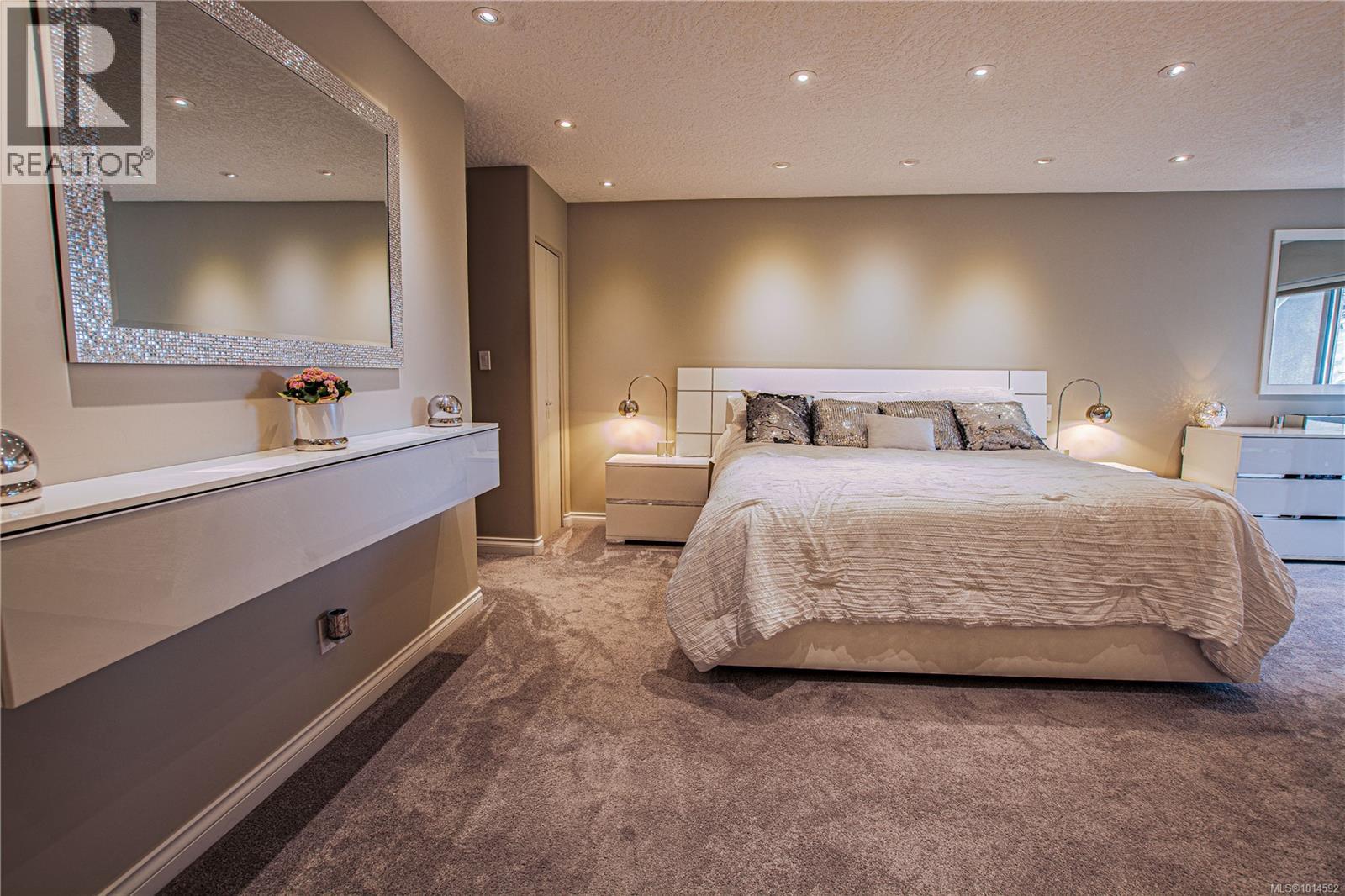 502 940 Boulderwood Rise, Saanich