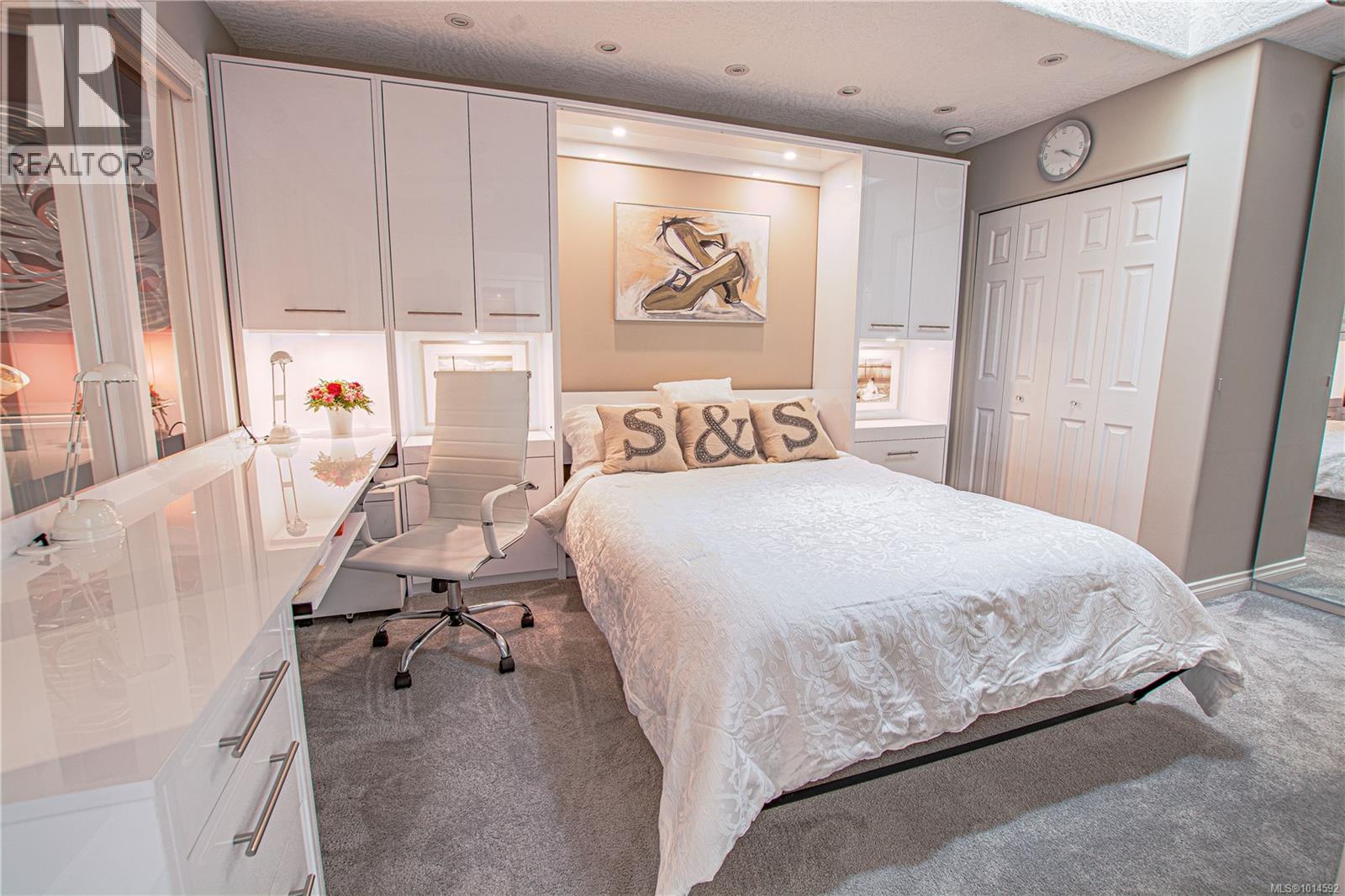 502 940 Boulderwood Rise, Saanich