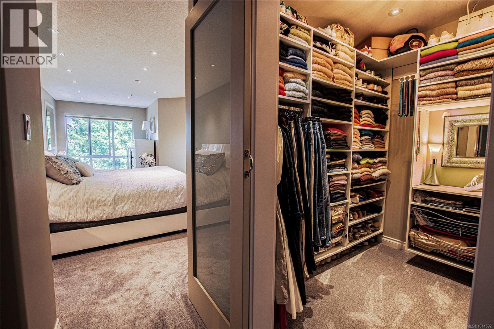 502 940 Boulderwood Rise, Saanich