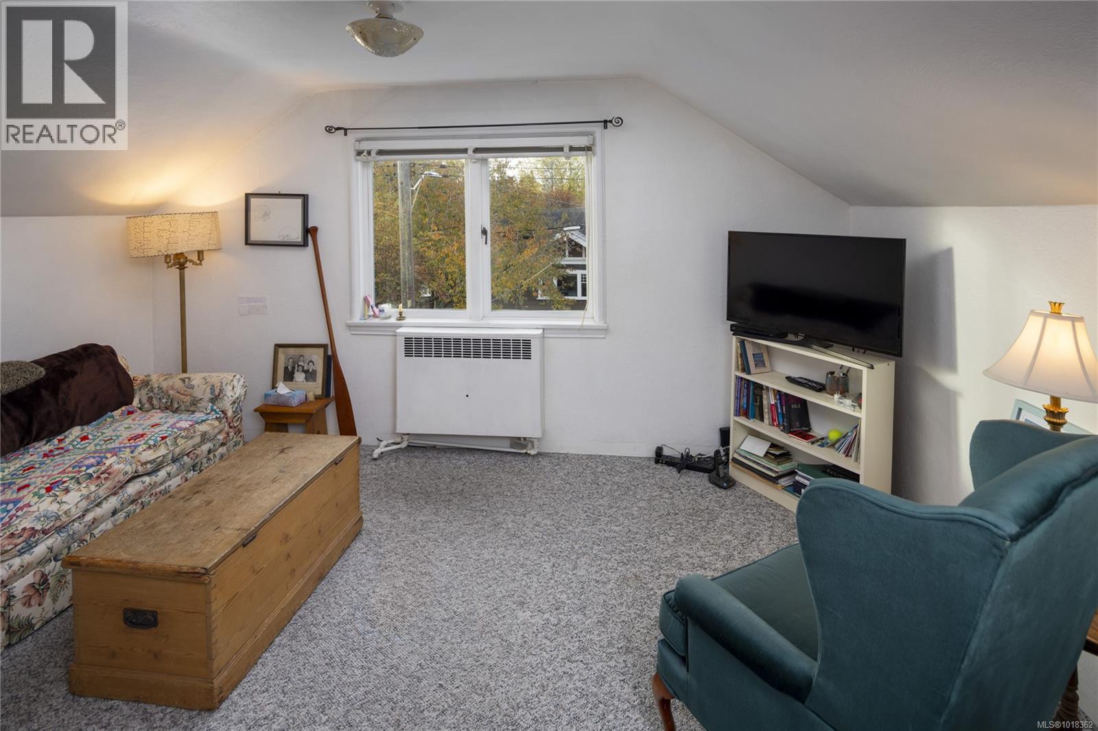 305 Linden Ave, Victoria