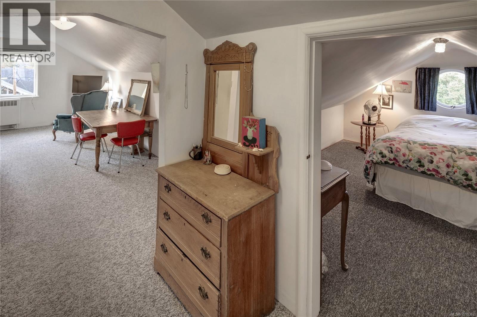 305 Linden Ave, Victoria