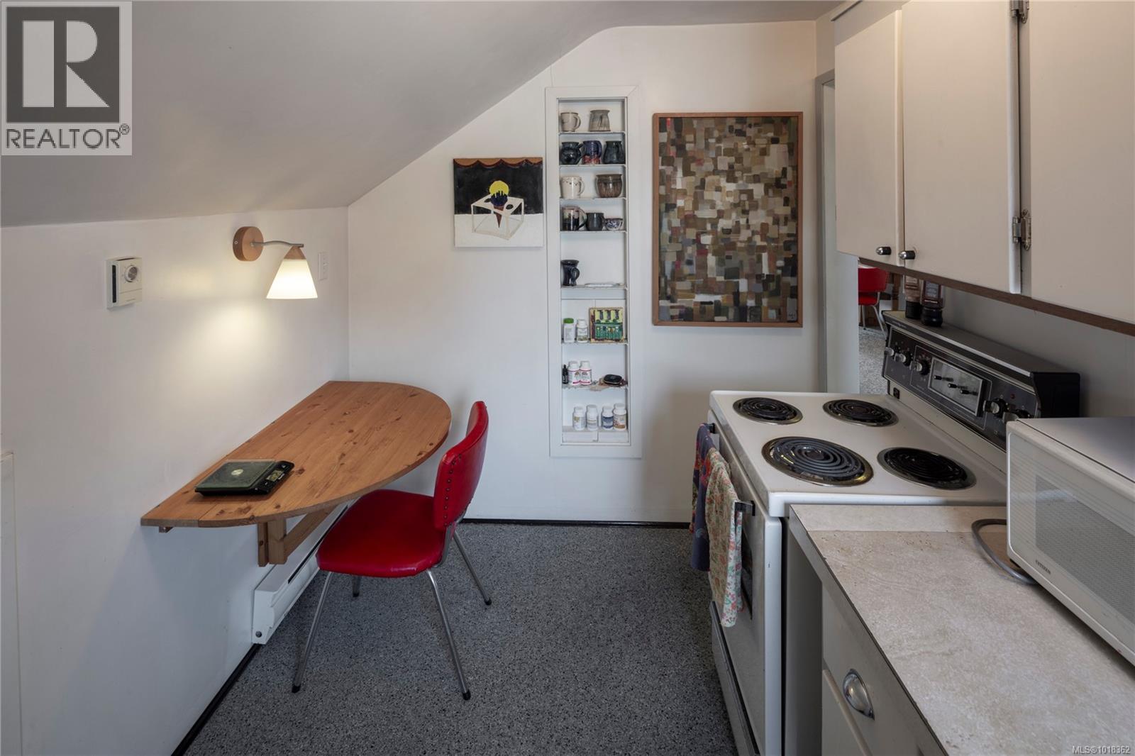 305 Linden Ave, Victoria