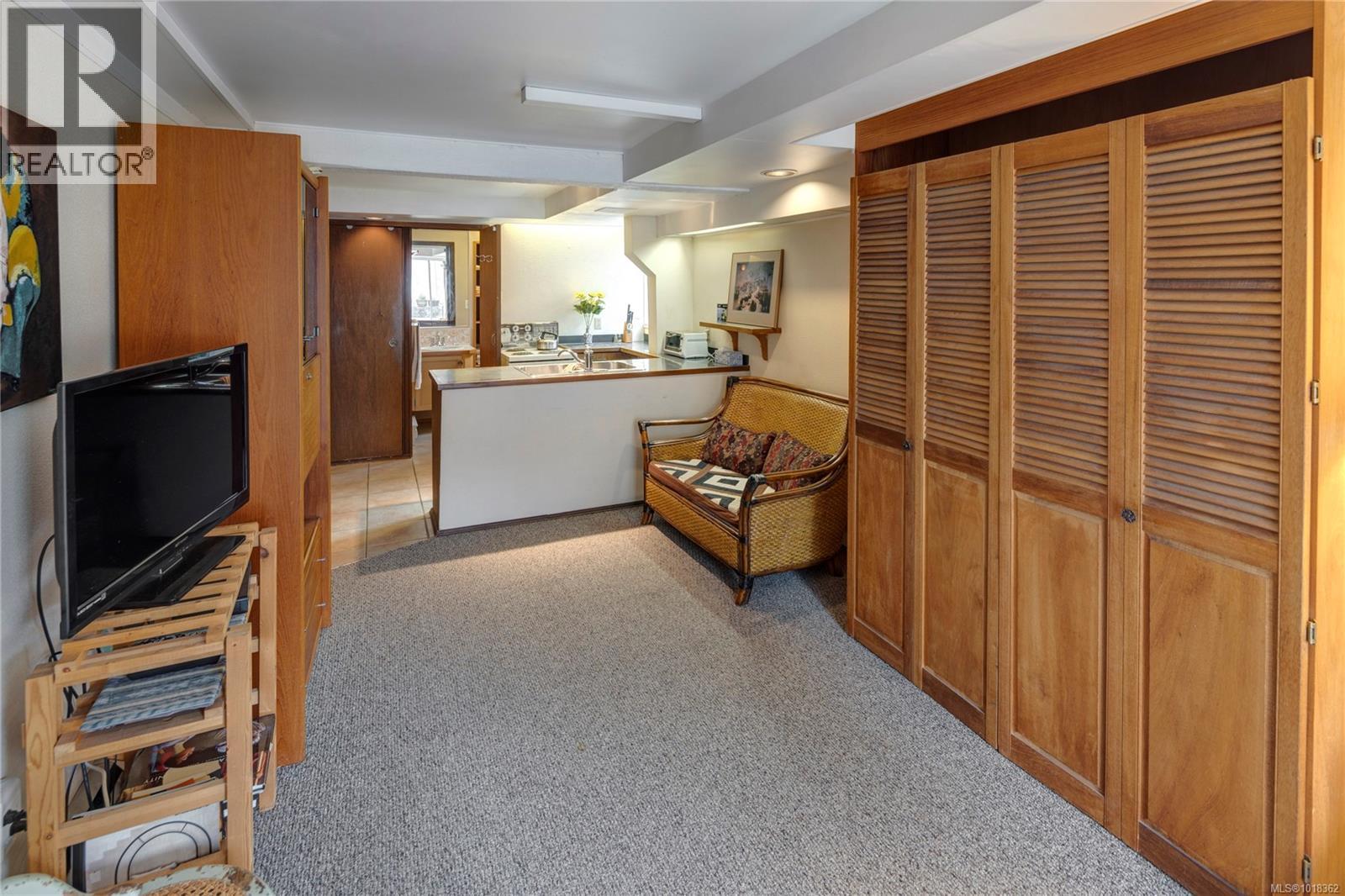 305 Linden Ave, Victoria