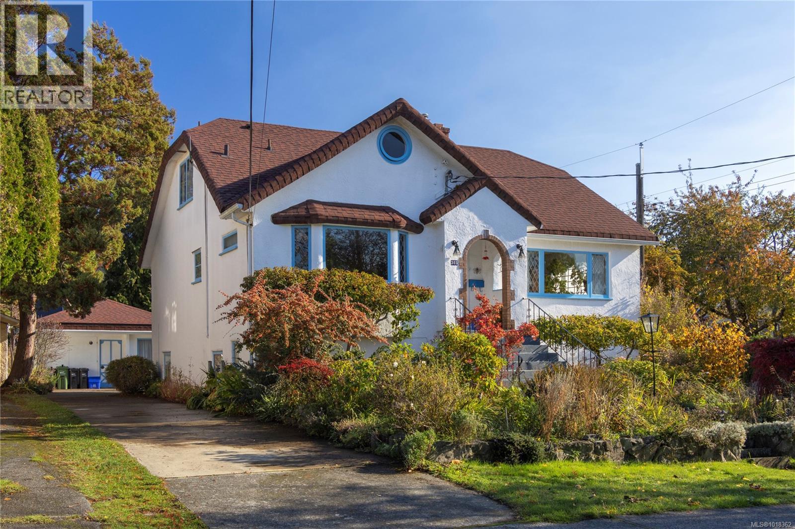 305 Linden Ave, Victoria