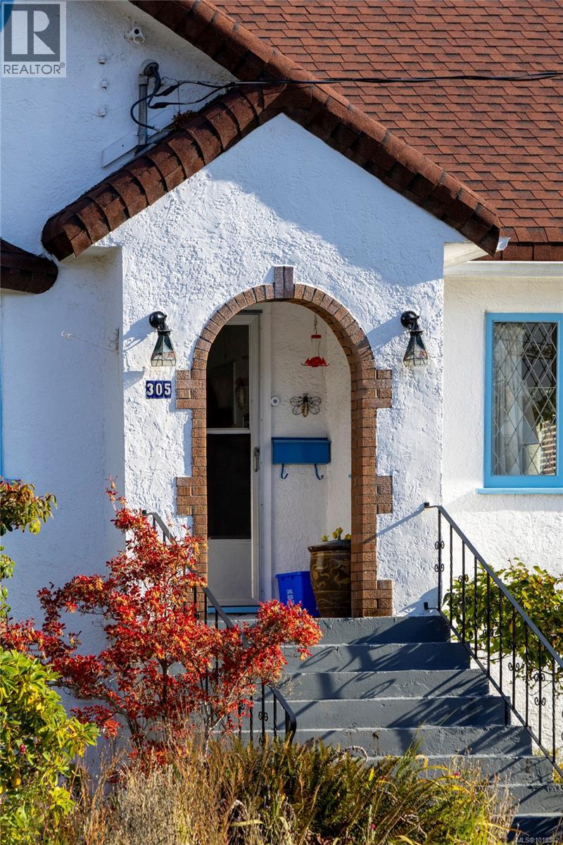 305 Linden Ave, Victoria