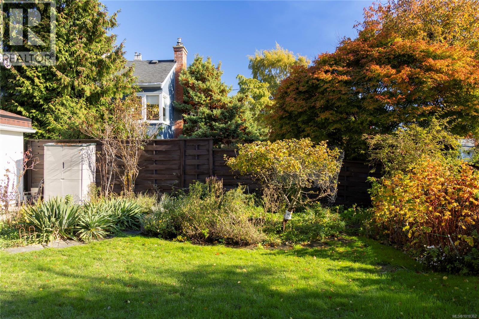 305 Linden Ave, Victoria