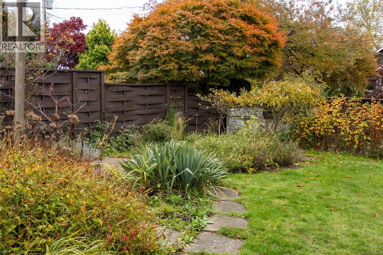 305 Linden Ave, Victoria