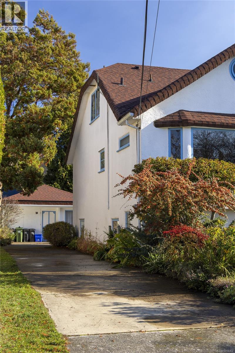 305 Linden Ave, Victoria