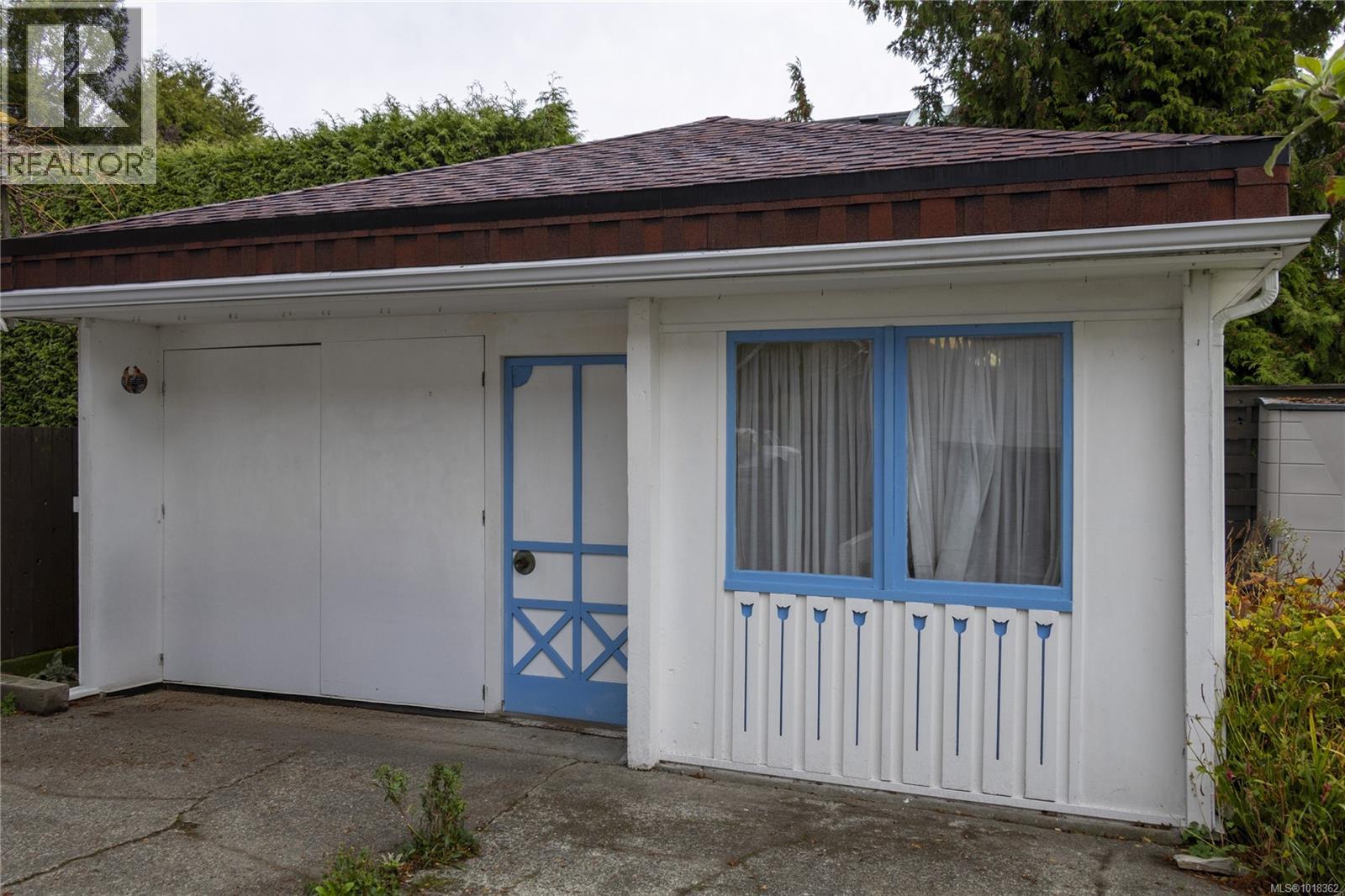 305 Linden Ave, Victoria