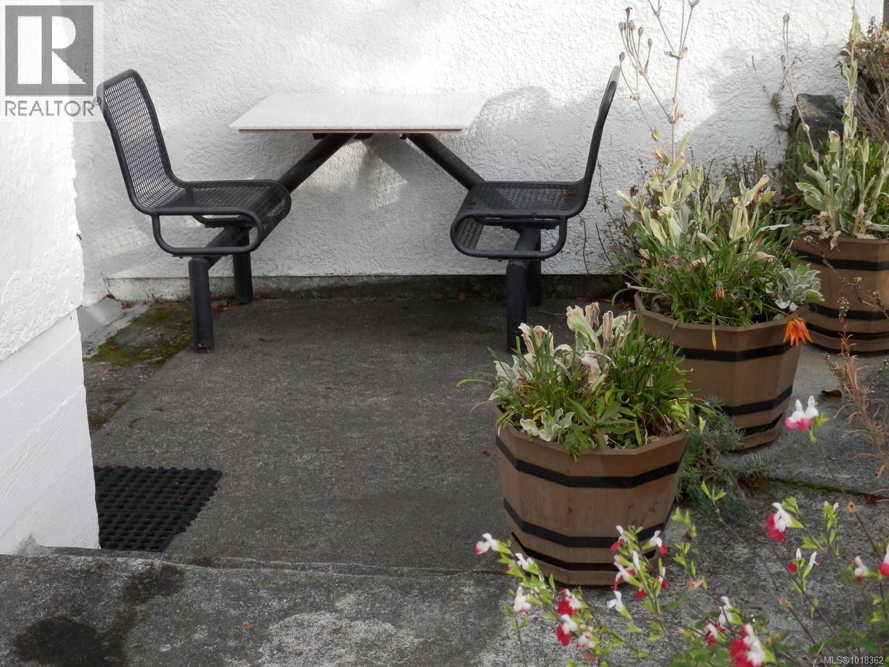 305 Linden Ave, Victoria