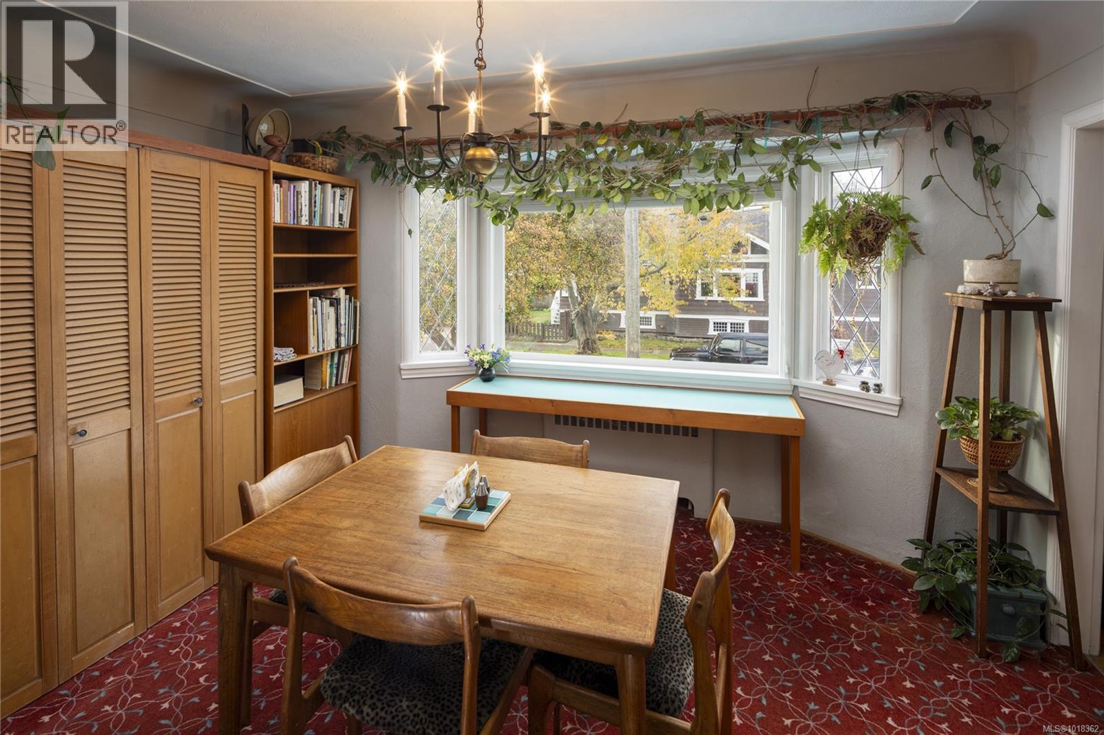 305 Linden Ave, Victoria