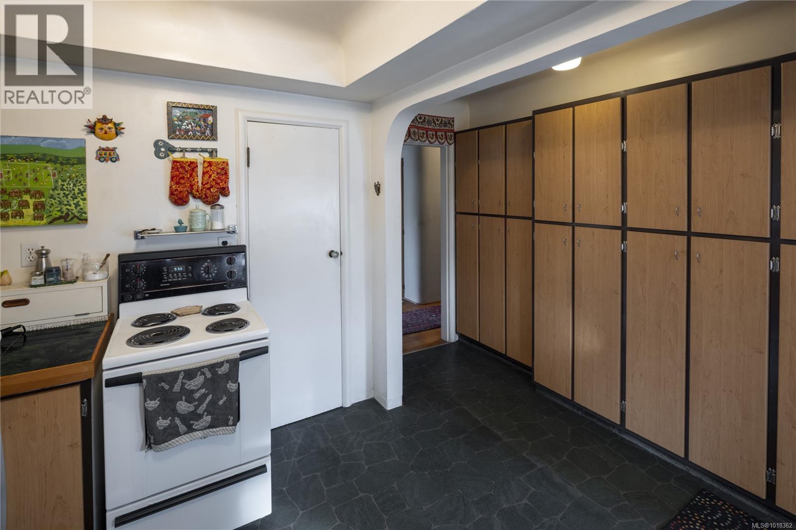 305 Linden Ave, Victoria