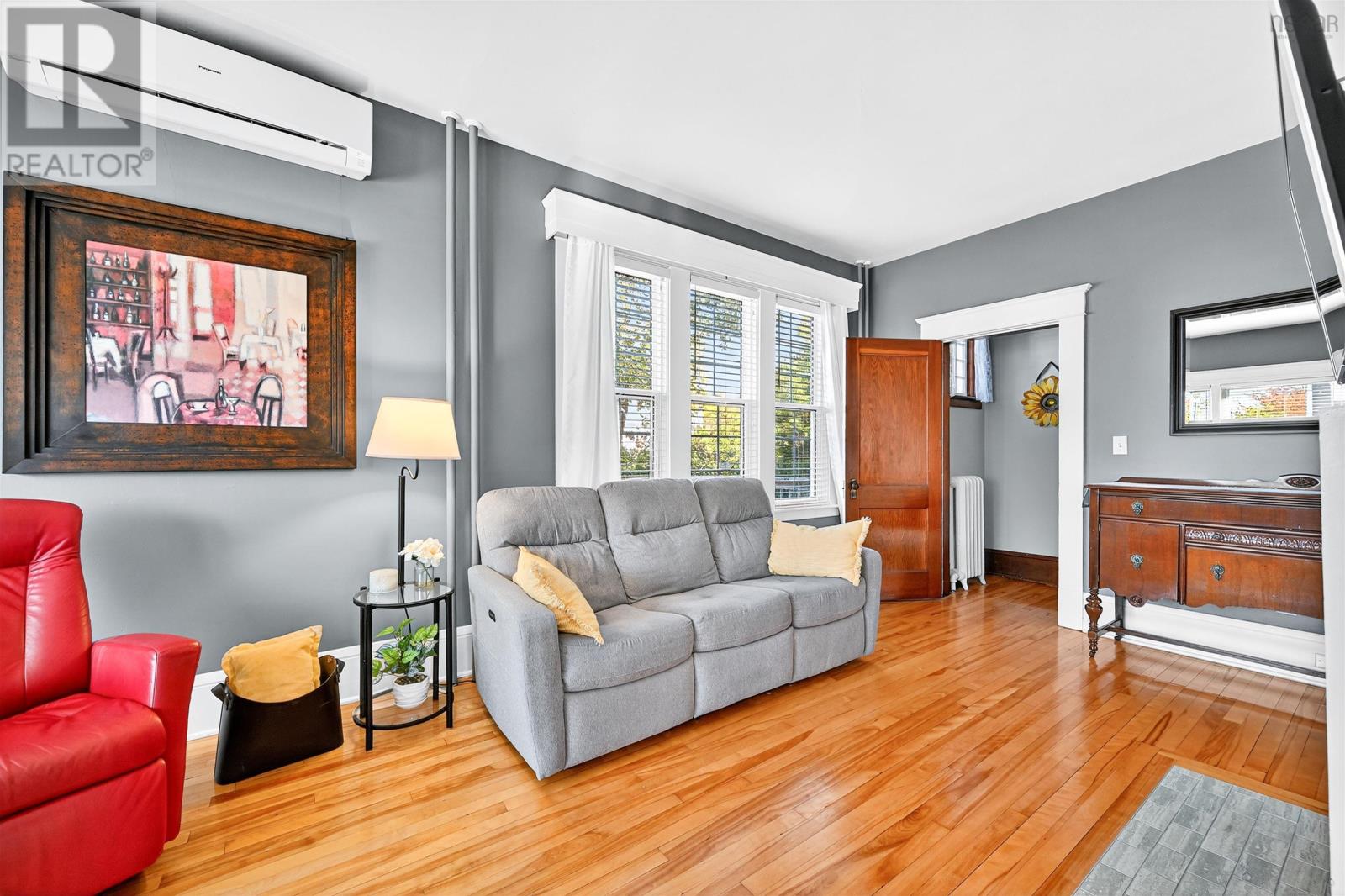 Property 13 of 49 of 164 ROYAL Avenue