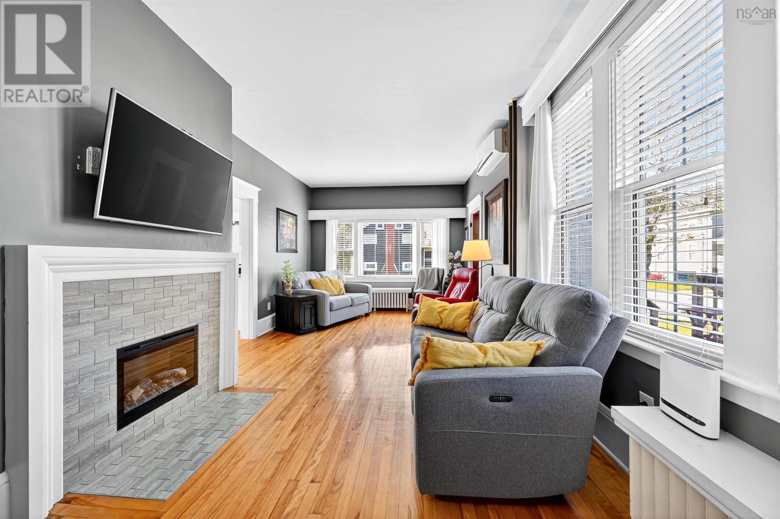 Property 10 of 49 of 164 ROYAL Avenue