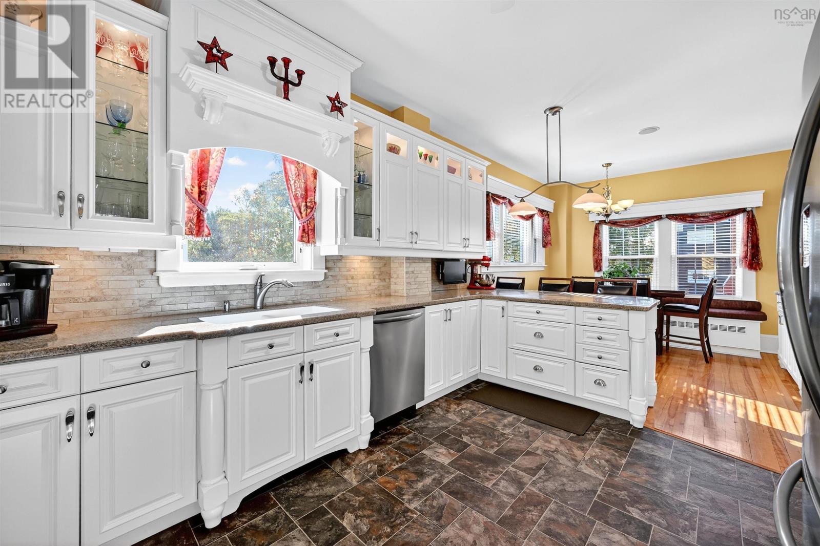 Property 21 of 49 of 164 ROYAL Avenue