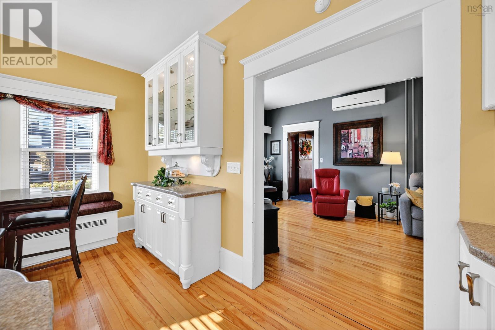 Property 28 of 49 of 164 ROYAL Avenue