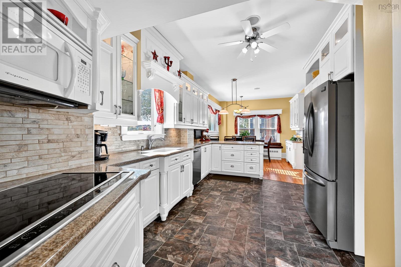 Property 23 of 49 of 164 ROYAL Avenue