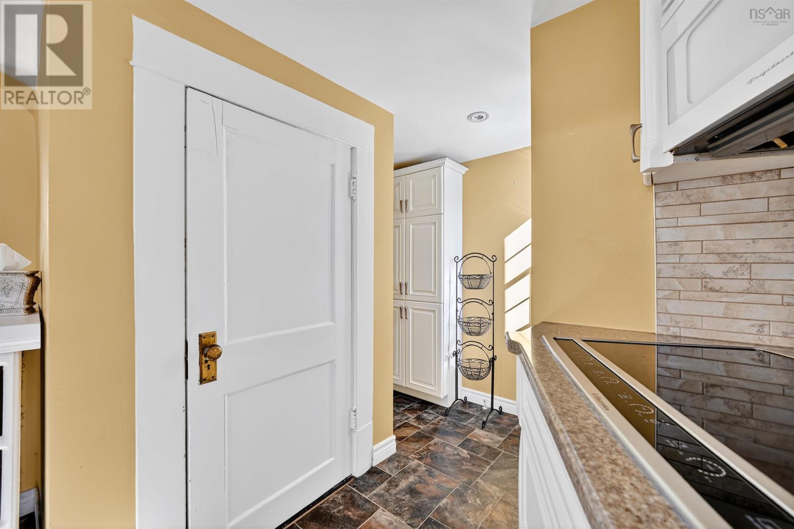 Property 40 of 49 of 164 ROYAL Avenue