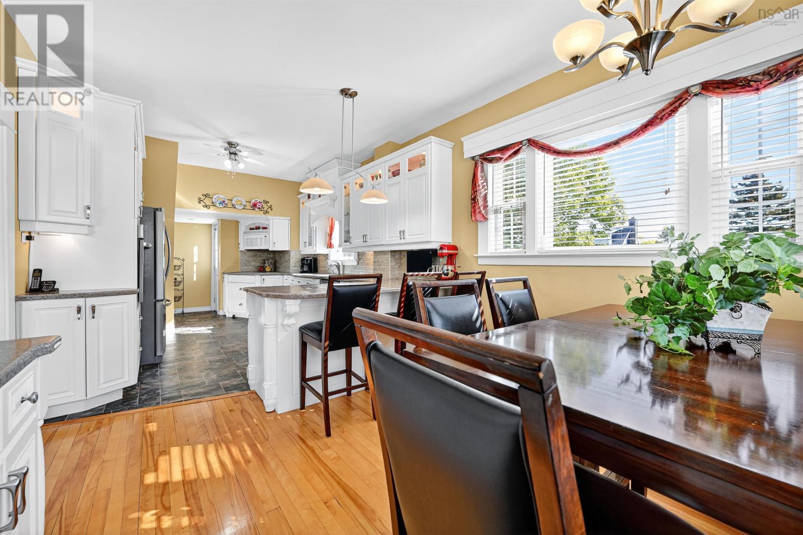 Property 49 of 49 of 164 ROYAL Avenue