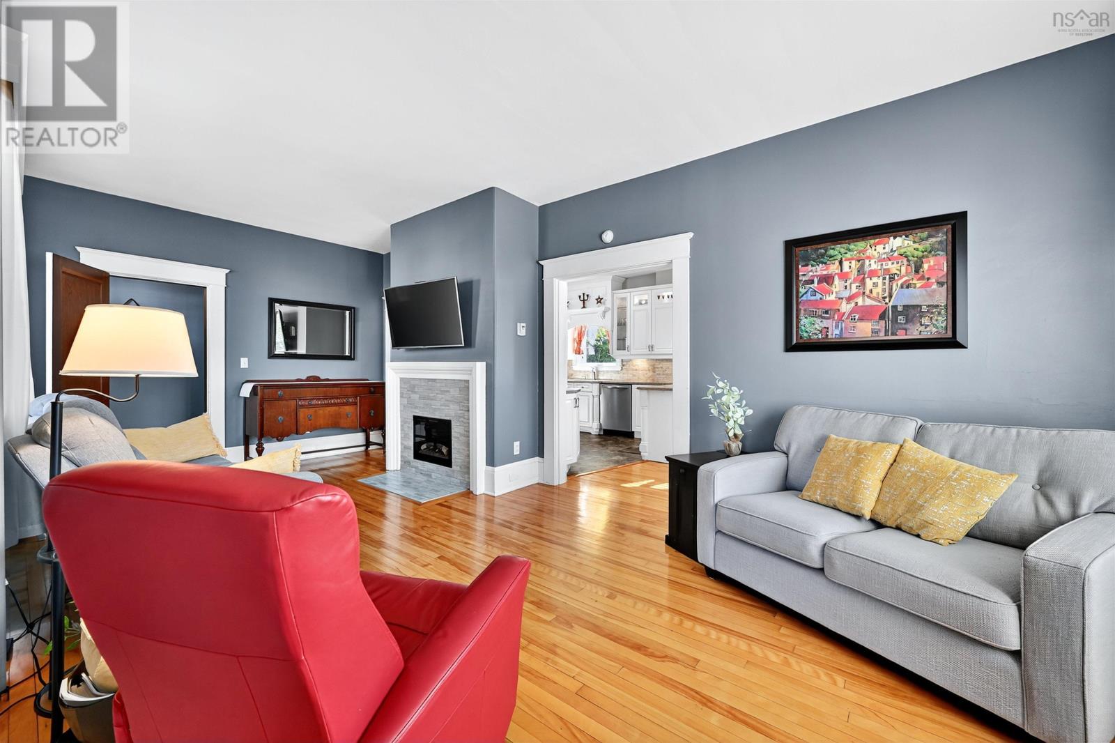 Property 8 of 49 of 164 ROYAL Avenue