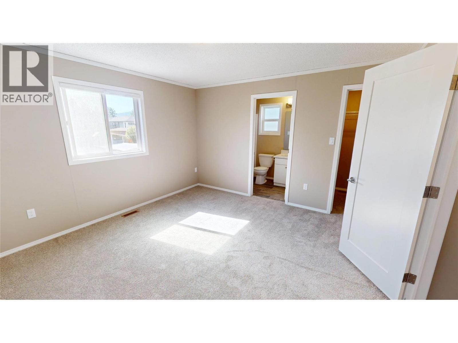 529 Pagurut Avenue W, Cranbrook