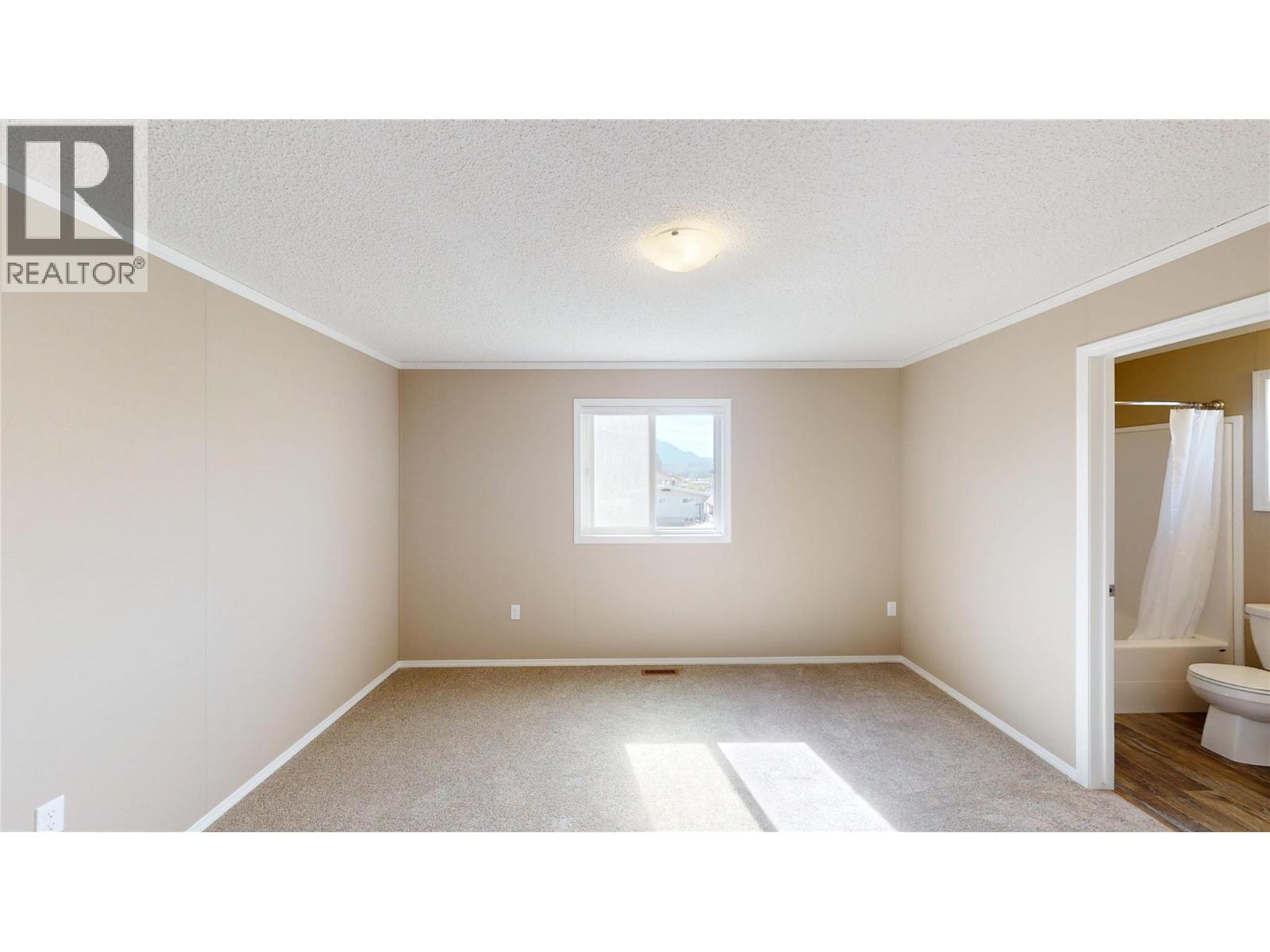 529 Pagurut Avenue W, Cranbrook