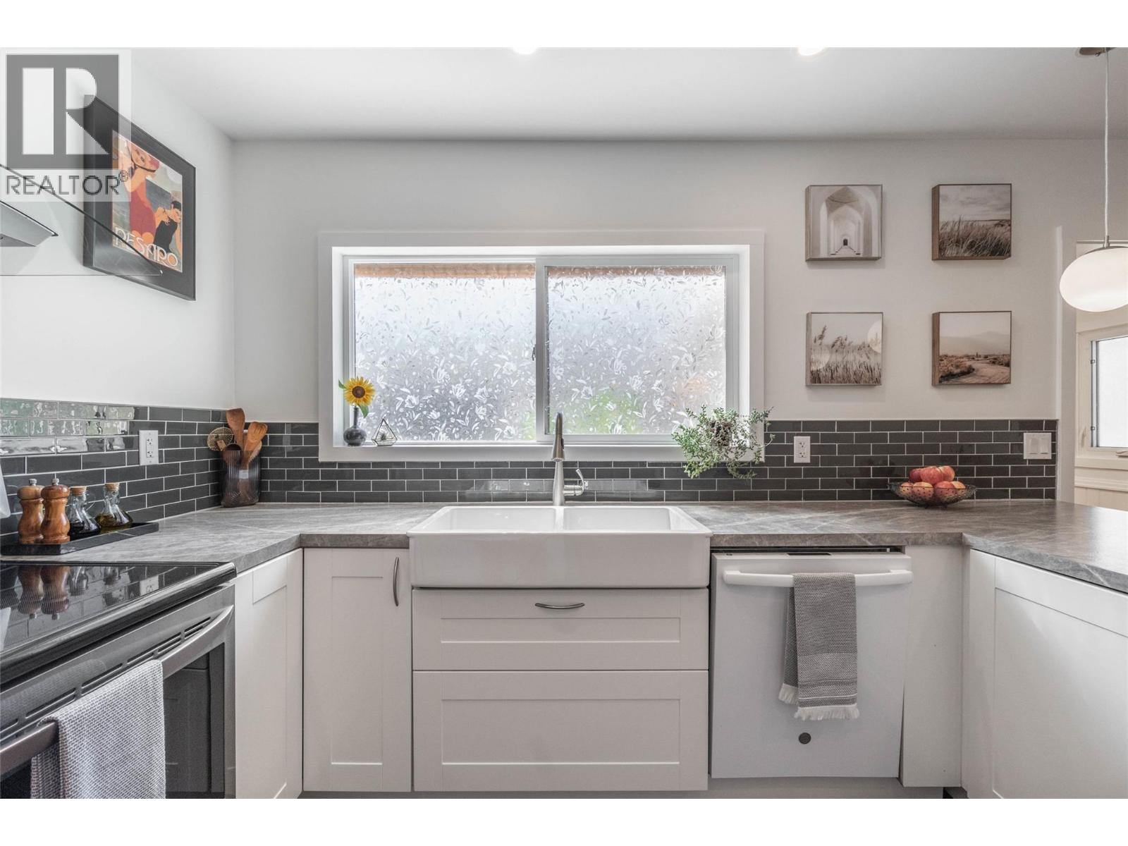 860 Fairview Road, Oliver