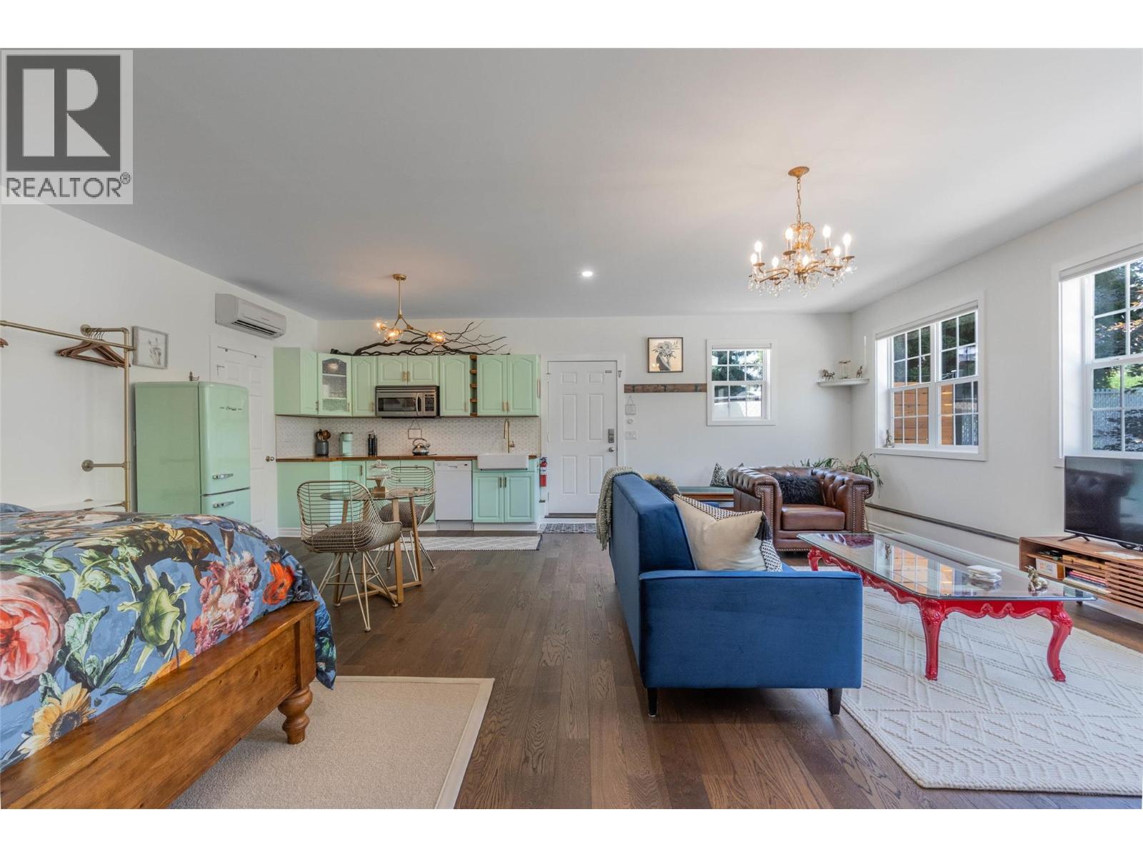 860 Fairview Road, Oliver