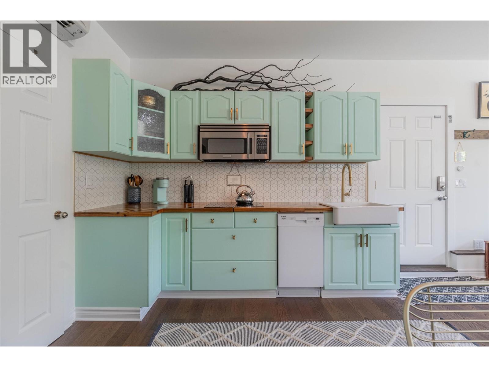 860 Fairview Road, Oliver