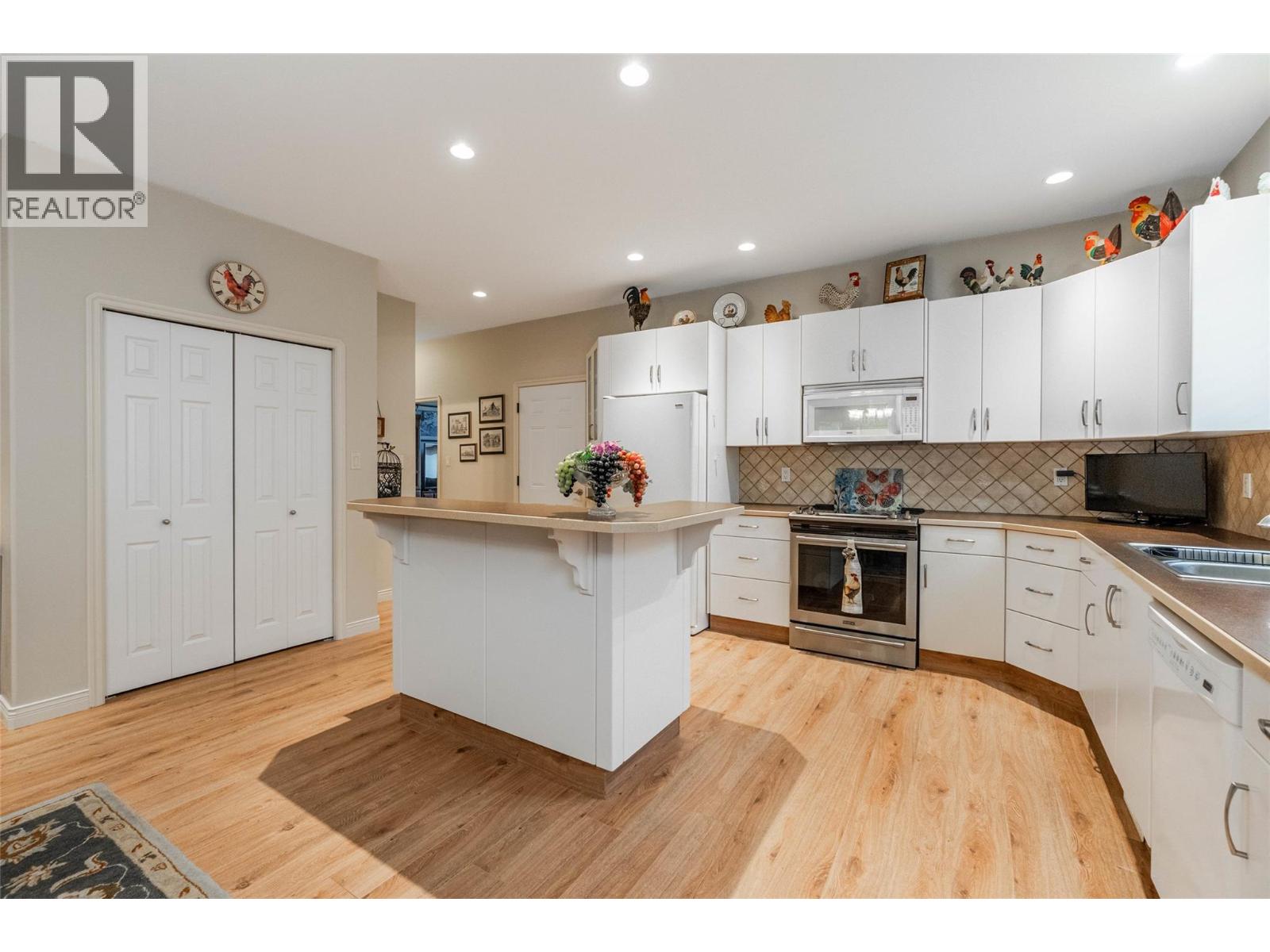  6676 OXBOW Crescent, Oliver