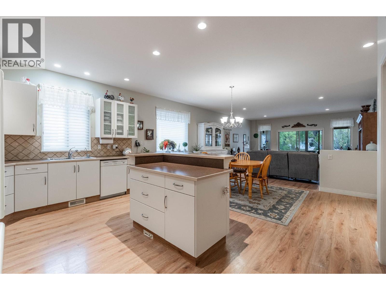  6676 OXBOW Crescent, Oliver