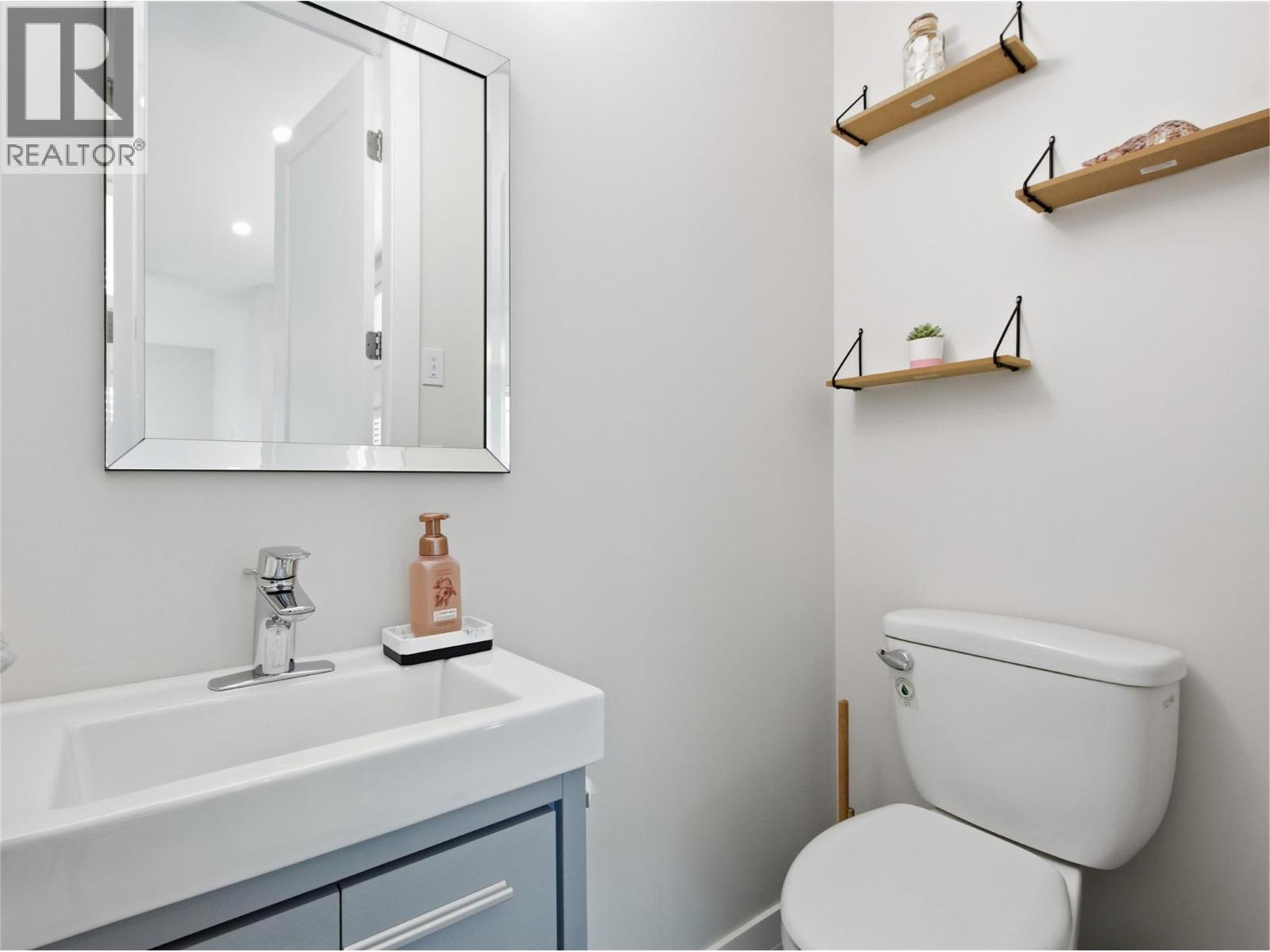 5995 Oliver Landing Crescent Unit# 4, Oliver