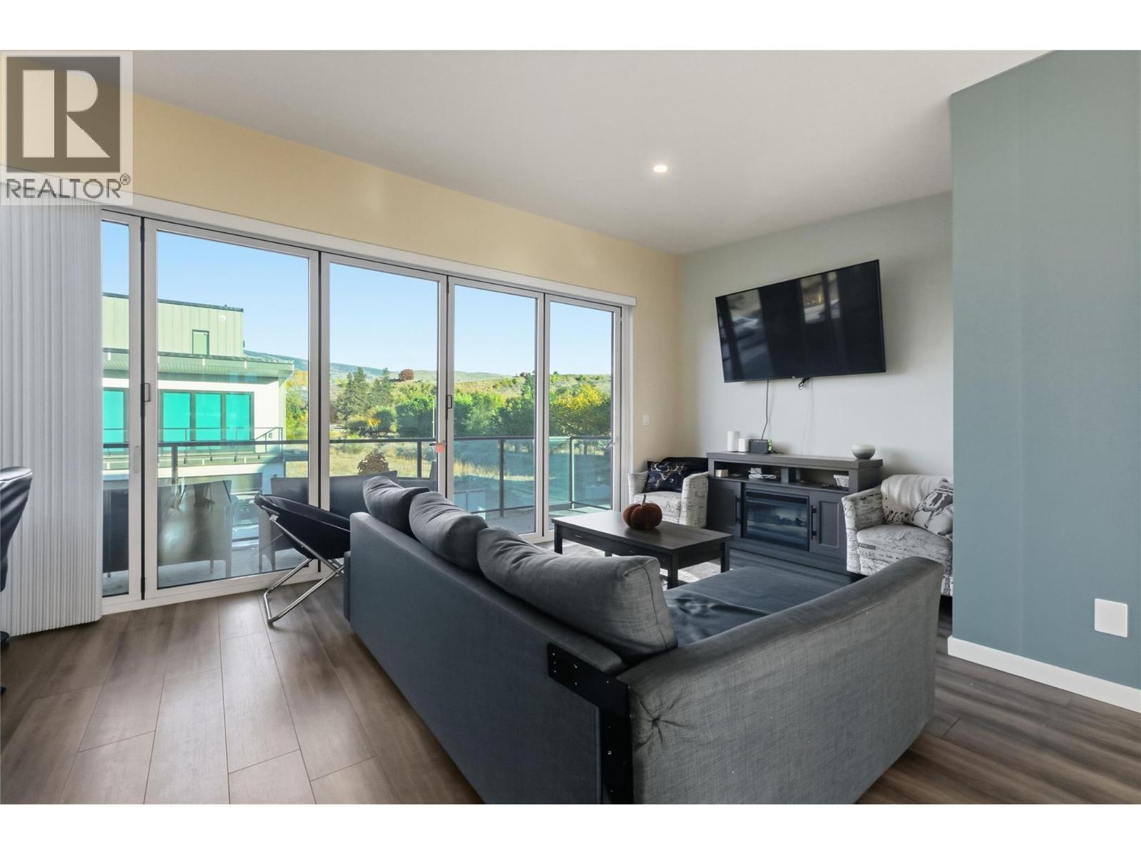 5995 Oliver Landing Crescent Unit# 4, Oliver