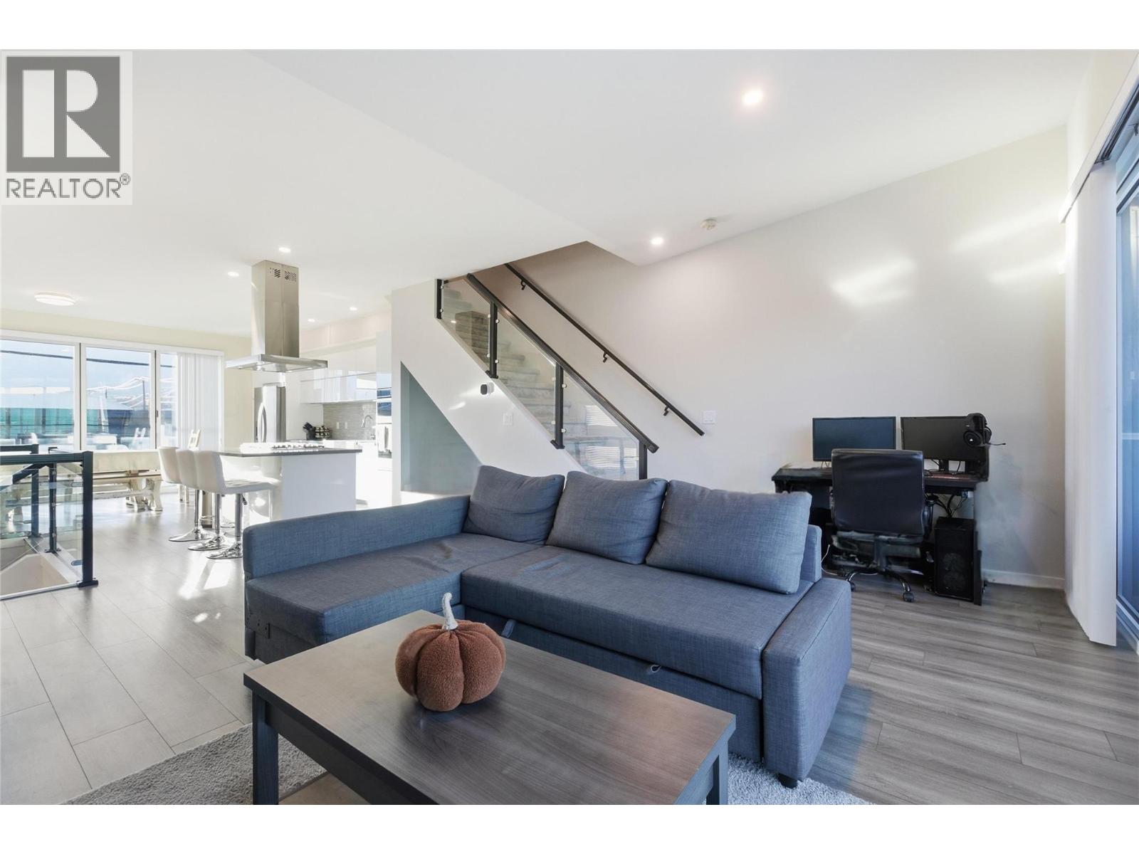 5995 Oliver Landing Crescent Unit# 4, Oliver