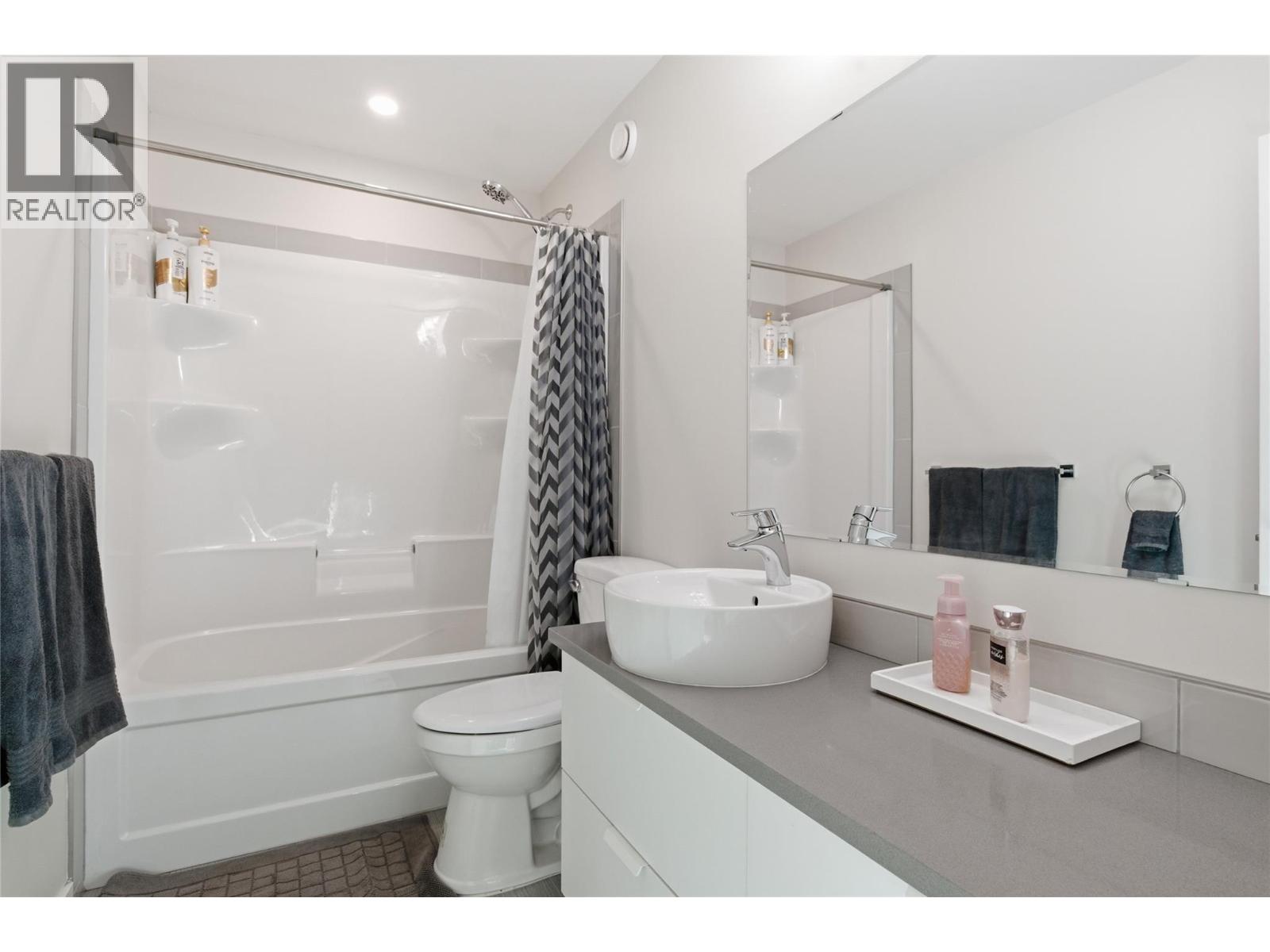 5995 Oliver Landing Crescent Unit# 4, Oliver