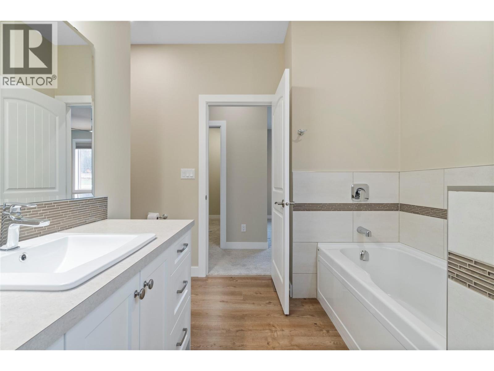 9 1330 10 Street Southwest, Salmon Arm