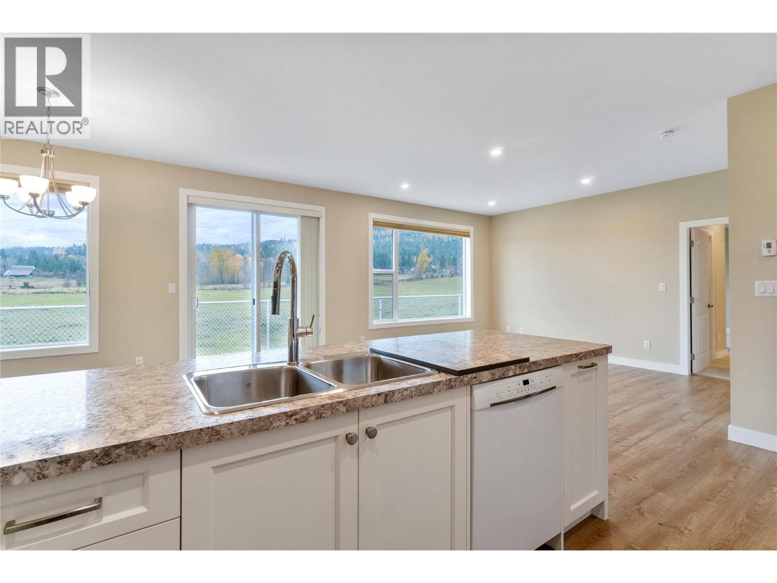 9 1330 10 Street Southwest, Salmon Arm