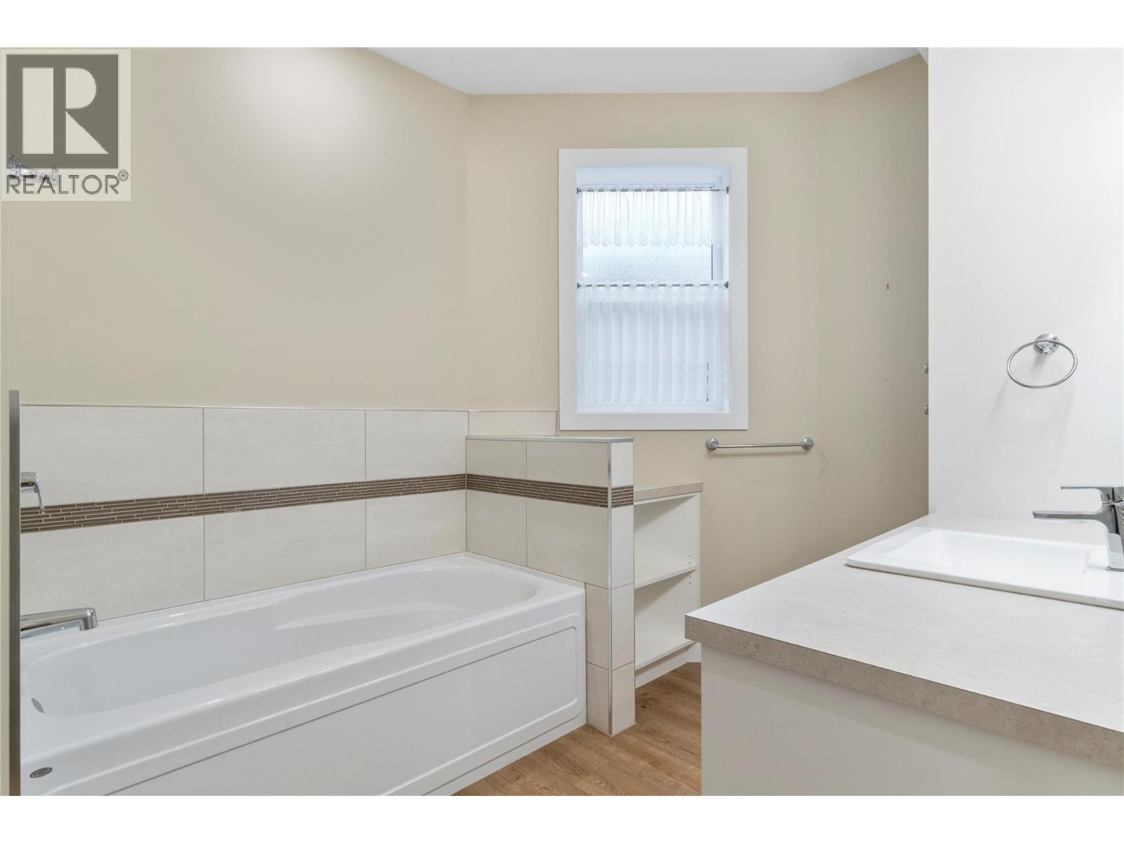 9 1330 10 Street Southwest, Salmon Arm