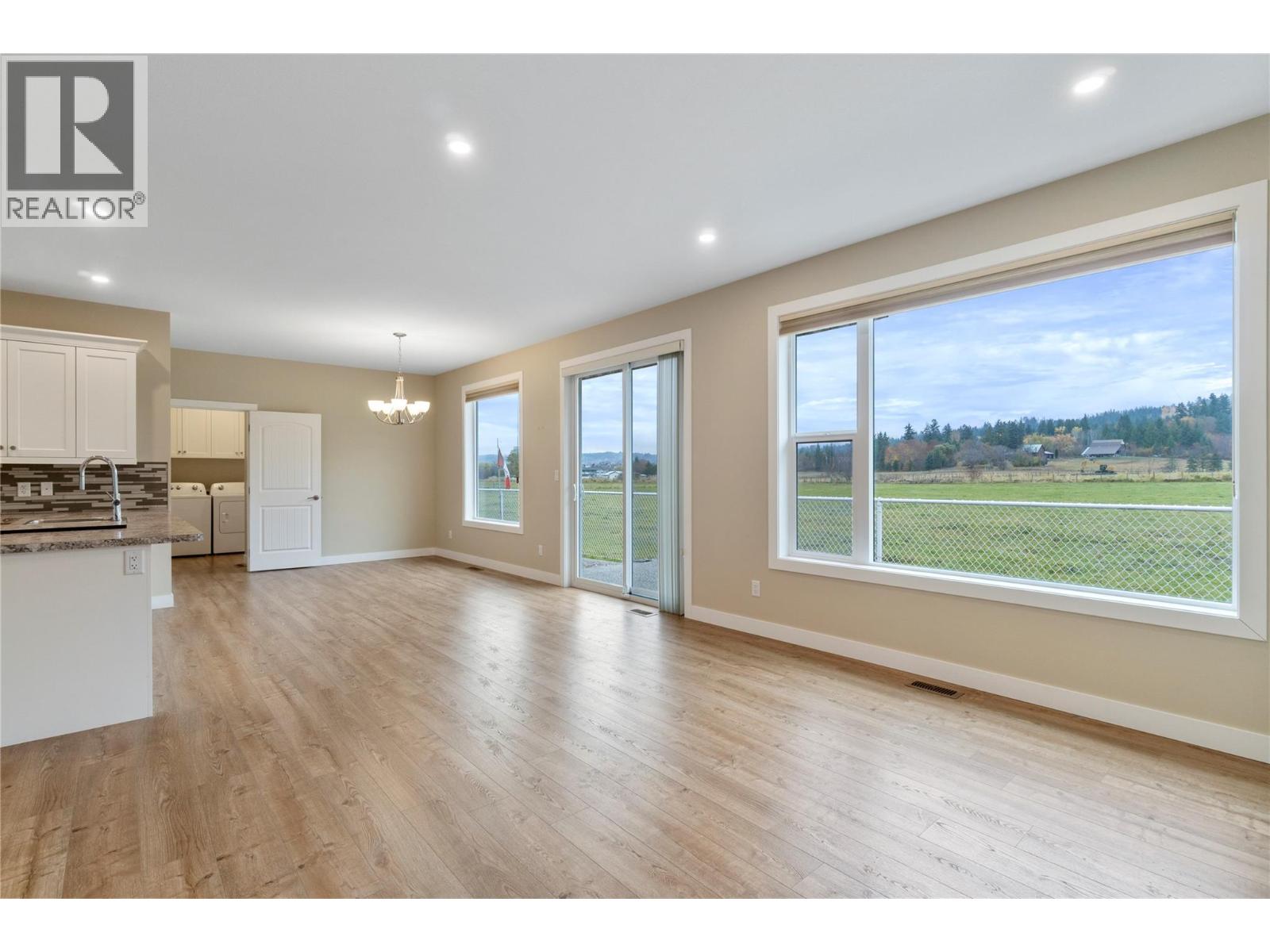 9 1330 10 Street Southwest, Salmon Arm