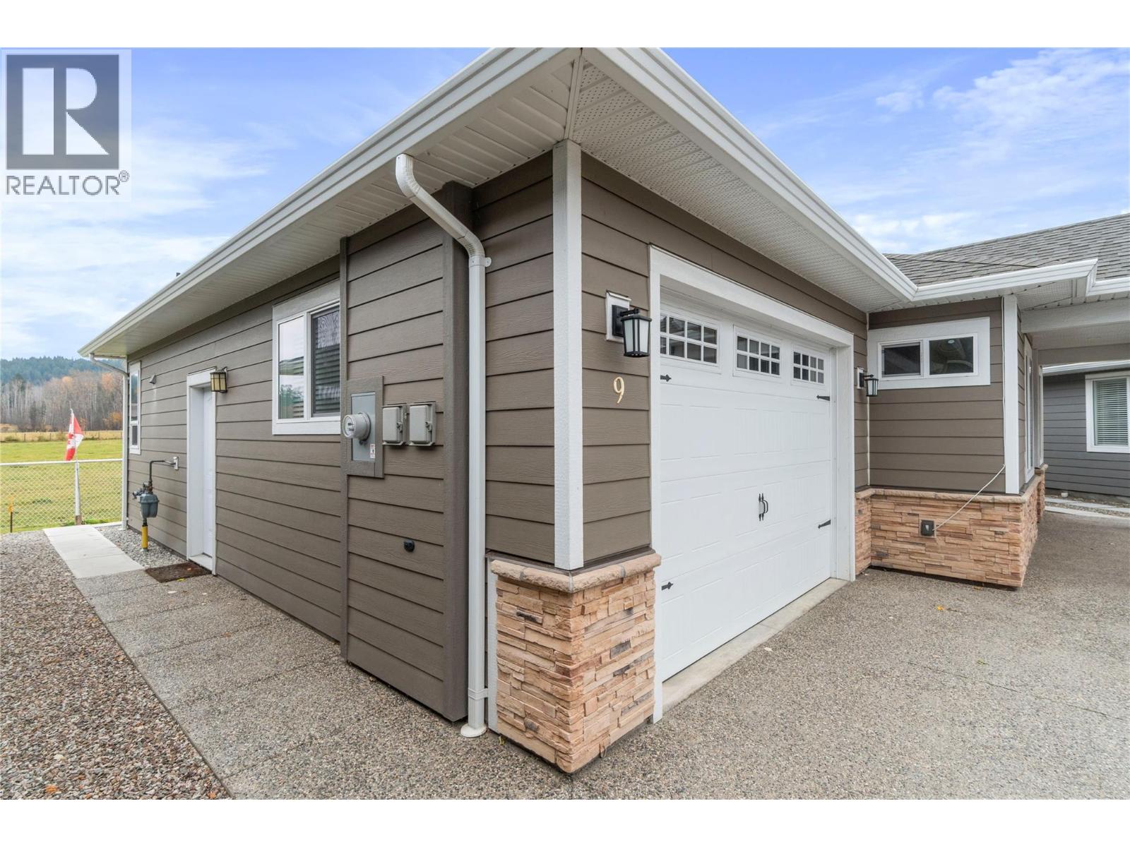 9 1330 10 Street Southwest, Salmon Arm