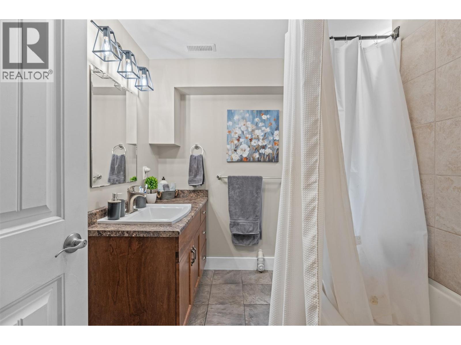 5615 East Vernon Road, Vernon