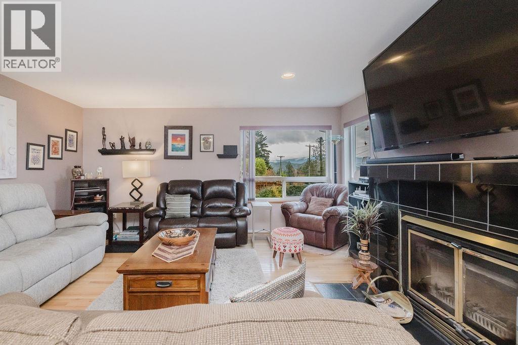 740 HILLCREST ROAD, Gibsons