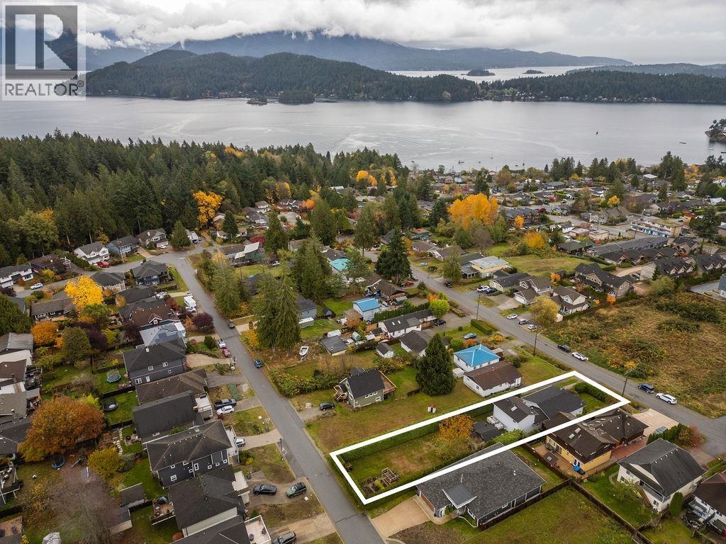 740 HILLCREST ROAD, Gibsons